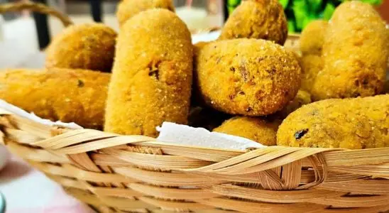 Croquete de carne moída que rende muito e fica com uma casquinha sequinha e crocante que todos amam 2 Croquete de carne moída