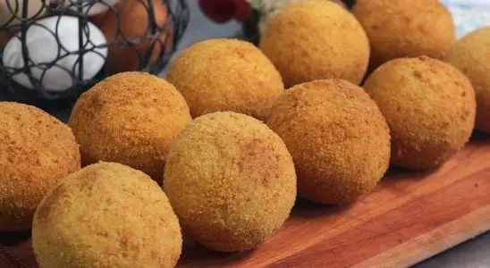 Massa de salgado frito, que é considerada a mais gostosa do mundo, por ser muito fácil de fazer e deliciosa 1 Massa de salgado frito