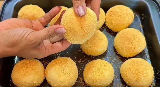 Pão de queijo com flocão, uma gostosura que fica crocante por fora e macia por dentro 1 Pão de queijo com flocão