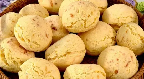Pão de queijo de cuscuz feito com apenas 1 ovo: a receita prática e perfeita para o seu café 2 Pão de queijo de cuscuz