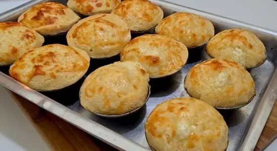 Pão de queijo recheado com bacon, que é o mais fácil de fazer e fica com um aroma maravilhoso 2 Pão de queijo recheado