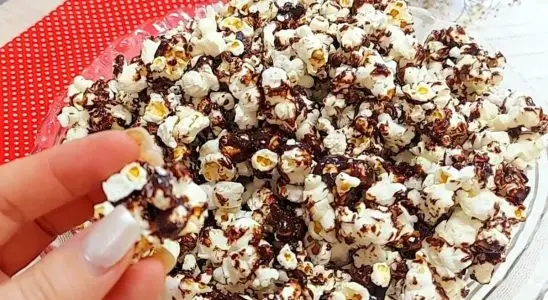 Pipoca de chocolate crocante e sequinha, perfeita para saborear assistindo ao seu filme favorito 1 Pipoca de chocolate crocante
