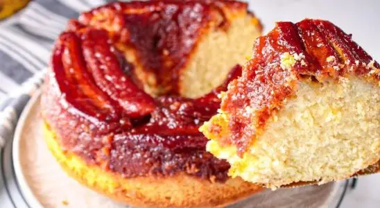 Bolo de banana caramelizado que fica com uma calda perfeita e uma textura super fofinha 4 Bolo de banana caramelizado