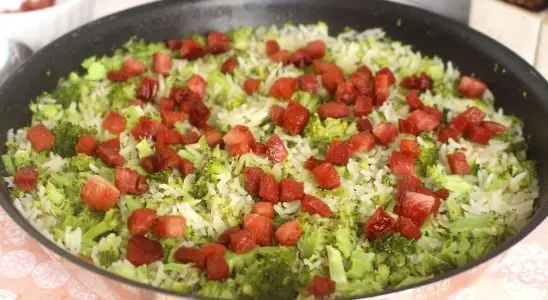 Arroz com brócolis e bacon bem temperadinho, para uma refeição completa e saborosa 1 Arroz com brócolis e bacon