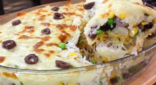 Arroz de forno: transforme o seu arroz branco num prato completo e gratinado que fica delicioso 3 Arroz de forno