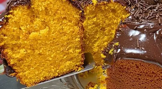 Bolo de cenoura fofinho que nunca embatuma e fica bem macio, ideal para o seu café da manhã 4 Bolo de cenoura fofinho