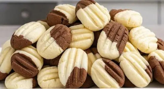 Biscoitinho mesclado de Ninho com chocolate que derrete na boca e é perfeito para servir com um café 4 Biscoitinho mesclado