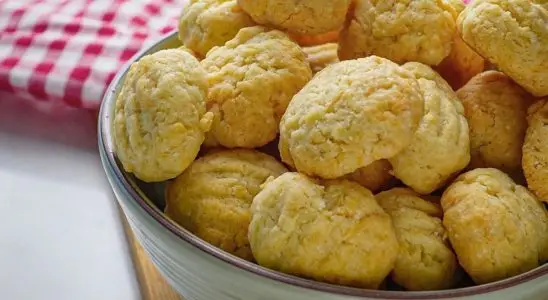 Biscoito de parmesão, que é simples, com um sabor marcante e uma crocância deliciosa 4 Biscoito de parmesão