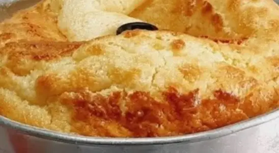 Bolo de creme de leite fofinho e sem trigo, que é a opção perfeita para acompanhar um cafezinho 2 Bolo de creme de leite