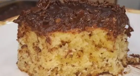Bolo formigueiro com cobertura cremosa de chocolate, que fica extremamente fofinho 3 Bolo formigueiro
