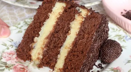 Bolo prestígio recheado com coco e coberto com chocolate, que sempre agrada todos os paladares 2 Bolo prestígio