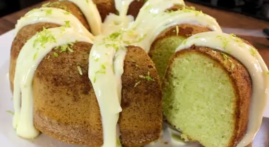 Bolo verde de limão, que surpreende pelo visual incrível e pelo sabor marcante que todos amam 1 Bolo verde de limão