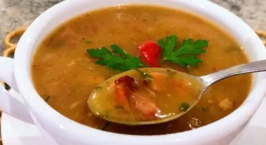 Caldo de mandioca com bacon e calabresa: uma receita cremosa e saborosa para o seu jantar 2 Caldo de mandioca