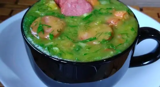 Caldo verde cremoso e muito fácil de fazer, uma receita tradicional que é reconfortante e deliciosa 2 Caldo verde cremoso