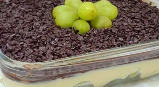 Delícia de uva na travessa, essa sobremesa é fácil e combina o azedinho da fruta com um creme maravilhoso 3 Delícia de uva na travessa