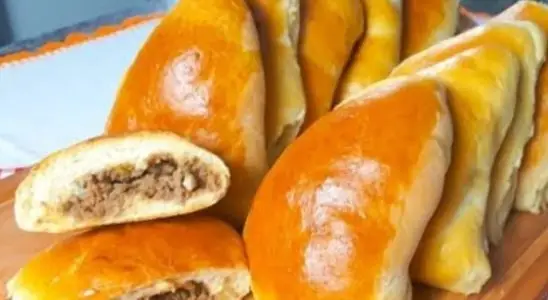 Esfiha de carne com massa fofinha e recheio bem temperado, que vai deixar um gostinho de quero mais 4 Esfiha de carne