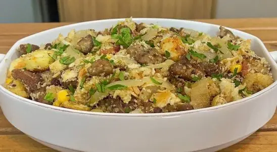 Farofa de pão velho, para você evitar o desperdício e criar um acompanhamento crocante 2 Farofa de pão velho