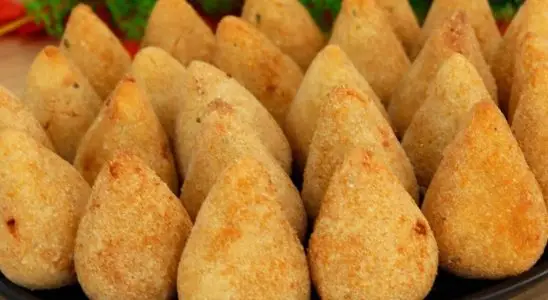 Mini coxinha sequinha com recheio delicioso para você servir como um lanche maravilhoso 1 Mini coxinha