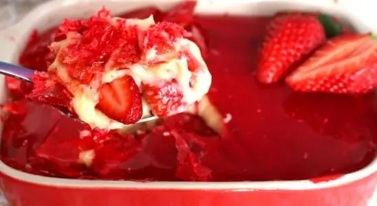 Morango do amor na travessa, que combina a fruta fresca com um creme maravilhoso 3 Morango do amor na travessa