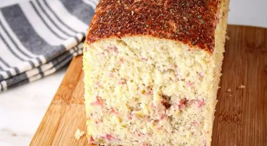 Pão caseiro de calabresa que não precisa de sova e fica bem macio, ideal para o lanche da família 4 Pão caseiro de calabresa
