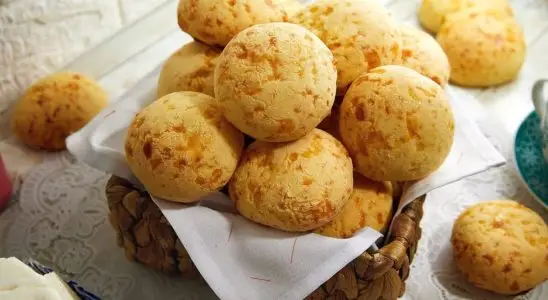 Pão de queijo mineiro legítimo, que fica com aquela casquinha crocante e o meio bem macio 2 Pão de queijo mineiro