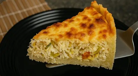 Quiche de alho-poró e frango: uma opção irresistível com um toque de cebola e salsa 4 Quiche de alho-poró