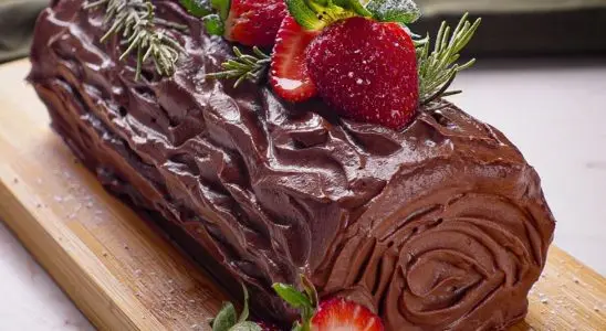 Rocambole de chocolate com recheio generoso, que parece uma sobremesa de vitrine 2 Rocambole de chocolate