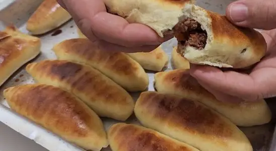 Salgado assado de carne moída, uma massa de esfirra macia com um recheio bem temperado 1 Salgado assado de carne moída