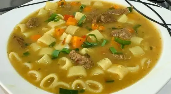 Sopa de carne com creme de batatas: uma opção perfeita para os dias frios que fica muito cremosa 3 Sopa de carne