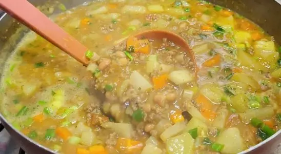 Sopa de legumes com carne, uma refeição completa preparada em uma única panela 2 Sopa de legumes com carne