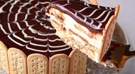 Torta alemã clássica divina, com aquela camada generosa de creme e biscoito para você arrasar 4 Torta alemã