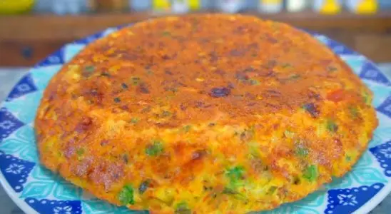 Torta de frigideira recheada com frango, perfeita para um jantar prático, rápido e nutritivo 4 Torta de frigideira