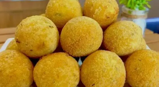 Bolinho com massa de mandioca recheado e crocante por fora, ideal para um petisco ou lanche 4 Bolinho com massa de mandioca