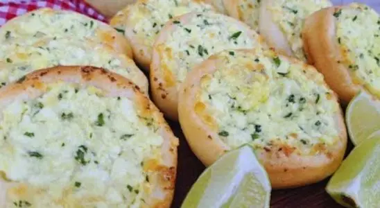 Esfirra de queijo, com a massa mais fofinha do mundo e um recheio de queijo maravilhoso 1 Esfirra de queijo