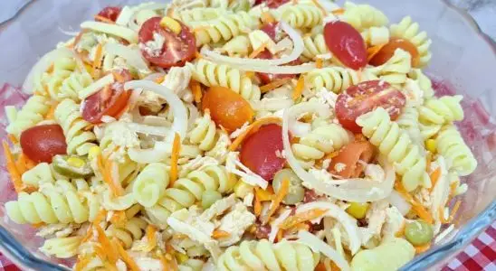 Salada fria de macarrão com frango, bem nutritiva, saborosa, colorida e refrescante 4 Salada fria de macarrão