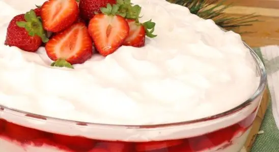 Sobremesa morango na travessa: uma opção simples e encantadora para uma ocasião especial 4 Sobremesa morango na travessa