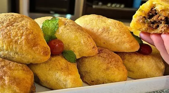 Bolinho de aipim assado com uma massa sem trigo, para um lanche leve, saudável, econômico e gostoso 2 Bolinho de aipim assado
