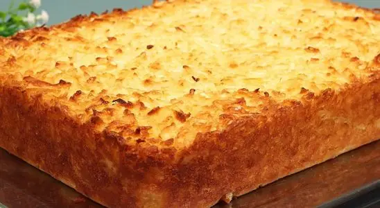 Bolo de aipim com coco super fofinho e com uma cremosidade irresistível, para servir com um café 4 Bolo de aipim com coco