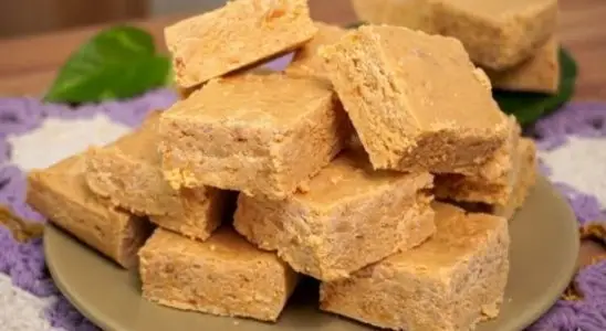 Docinho de amendoim em barra feito com poucos ingredientes, que é simplesmente viciante 2 Docinho de amendoim