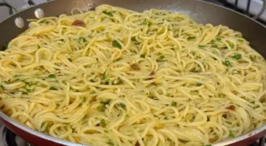 Macarrão alho e óleo: o segredo para deixar o seu espaguete muito mais cremoso e saboroso 1 Macarrão alho e óleo