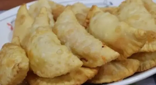Massa de pastel com 2 ingredientes, que é muito econômica, fácil de modelar e super sequinha 3 Massa de pastel