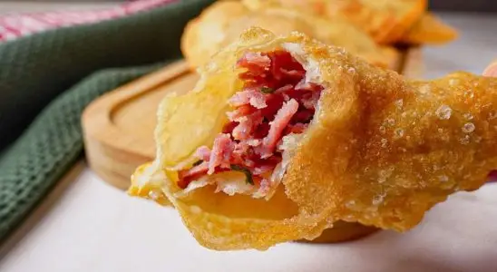 Massa de pastel caseira: para fazer aquele pastelzinho de feira super sequinho e crocante 1 Massa de pastel caseira