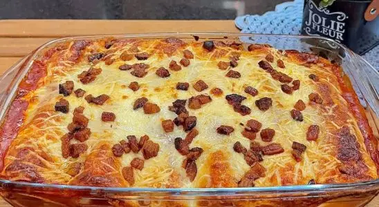 Panqueca de frango suculenta, com uma massa bem leve e um molho vermelho saboroso 2 Panqueca de frango