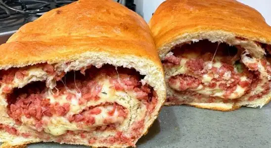 Pão caseiro recheado, com uma massa muito macia e um recheio de linguiça calabresa incrível 1 Pão caseiro recheado