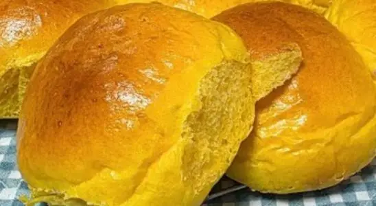 Pão de cenoura tão fofinho que parece uma nuvem, fácil de fazer e perfeito para o seu café 3 Pão de cenoura