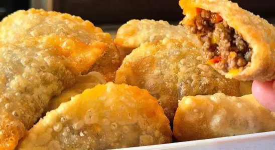 Pastelzinho de carne, com uma massa caseira crocante para o lanche do Dia das Mães 4 Pastelzinho de carne