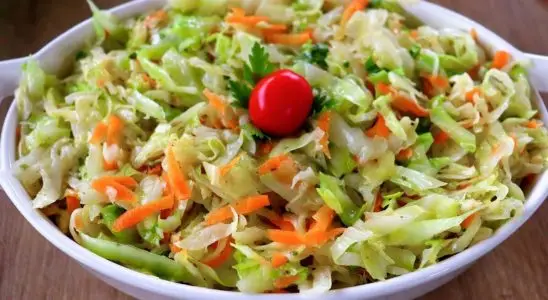 Salada de repolho diferente e muito saborosa, para até quem não gosta de verdura repetir o prato 1 Salada de repolho