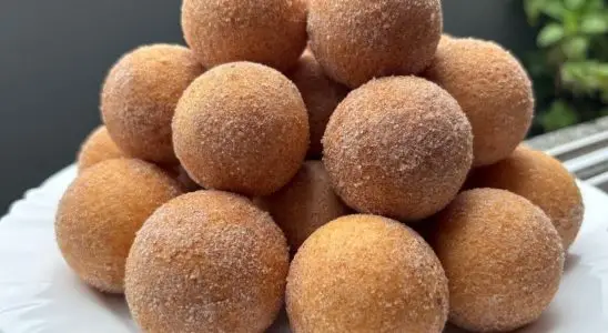 Bolinho de polvilho doce sequinho por fora e macio por dentro, ideal para acompanhar um café 4 Bolinho de polvilho doce
