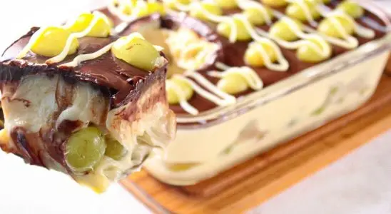 Bombom de uva na travessa com uma camada de creme maravilhosa, para servir numa ocasião especial 1 Bombom de uva na travessa