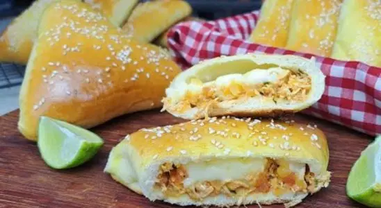 Esfiha de frango com requeijão com uma massa que parece uma nuvem de tão macia 2 Esfiha de frango com requeijão